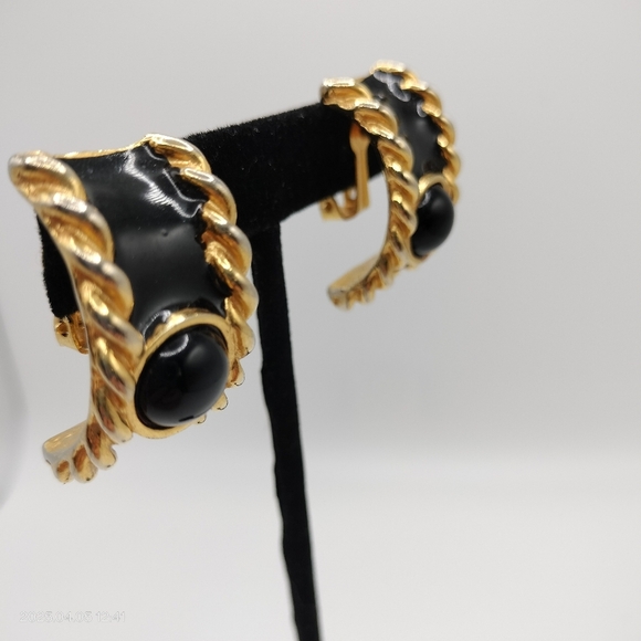 Women's Swirl Gold Tone and Black Enamel Clip On Earrings Luxury Formal Classic - Picture 4 of 11